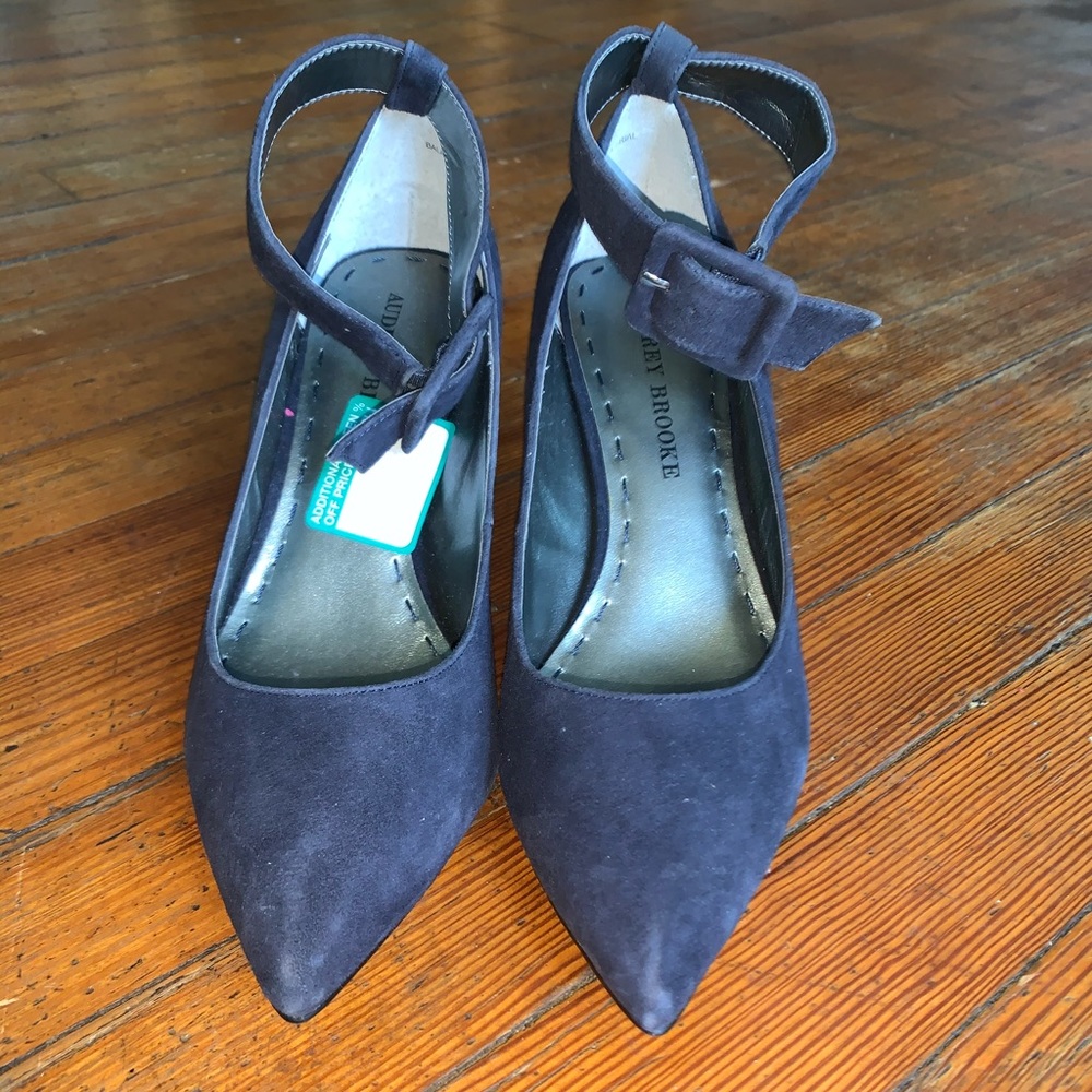 Audrey Brooke Mariah navy pump